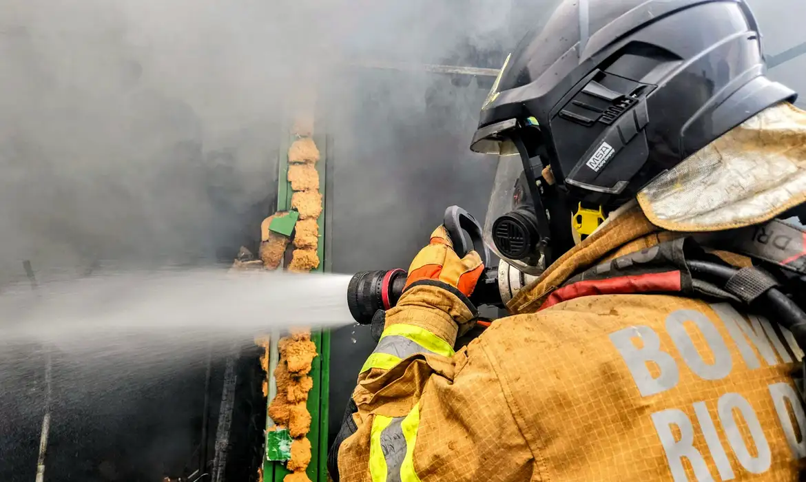 Incêndio no centro do Rio atinge lojas do camelódromo da Uruguaiana