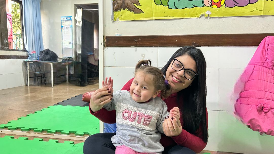 Na Semana Nacional da Pessoa com Deficiência, professora e aluna mostram que inclusão, afeto e superação transformam vidas na escola.