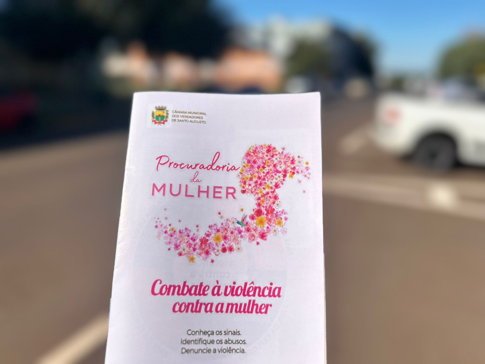 Câmara de Vereadores de Santo Augusto distribuí cartilha explicativa sobre violência contra mulher