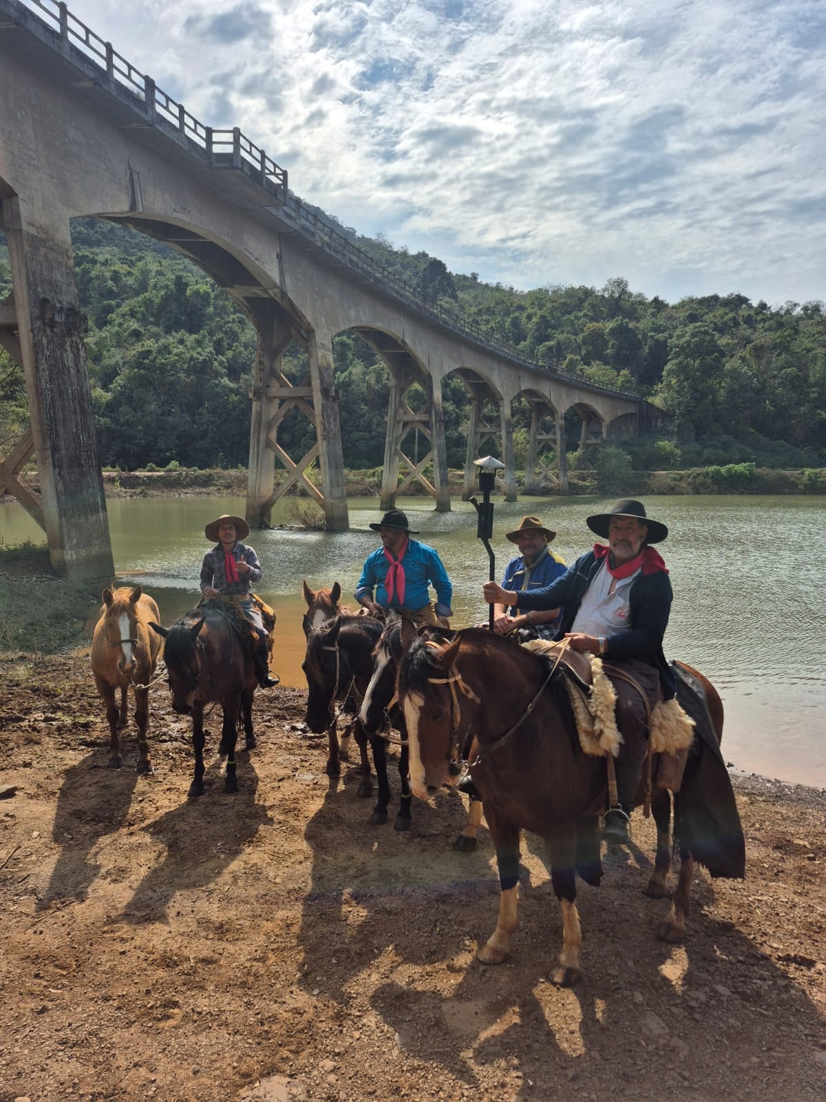 Cavaleiros da 20ª RT percorrem 506 km em busca da Chama Crioula, que chegará a Humaitá para marcar o início dos Festejos Farroupilhas.