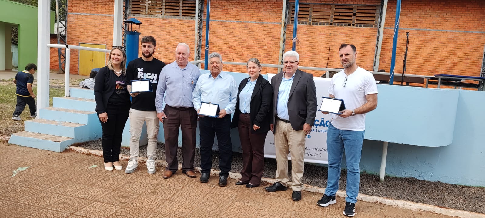 Durante a abertura da Semana da Pátria, São Valério do Sul homenageou atleta e ex-atletas profissionais e jovens da Escolinha de Futebol.