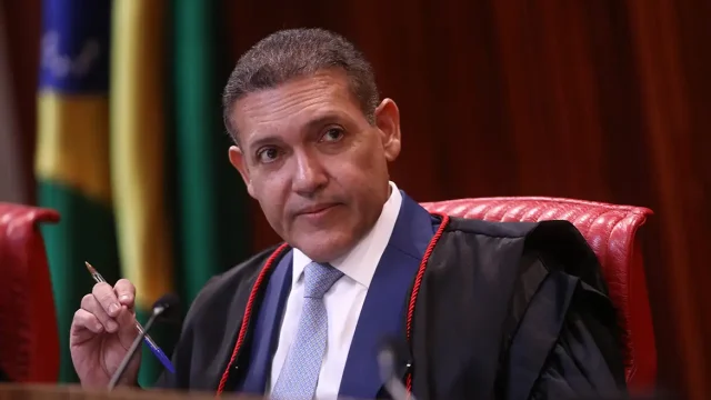 Nunes Marques toma posse na presidência do TSE e vai comandar eleições